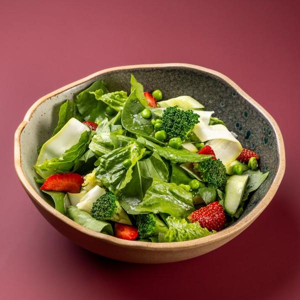 Зеленый салат с овощами, клубникой и авокадо