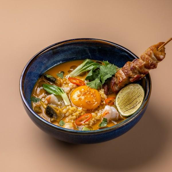 Сингапурский суп с шашлычком из курицы, креветками и рисом