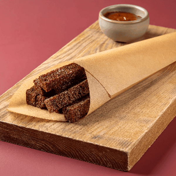 Гренки чесночные из бородинского хлеба с соусом "черный перец"