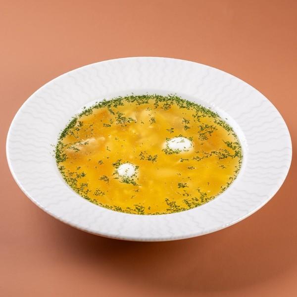 Суп куриный с домашней лапшой и перепелиным яйцом