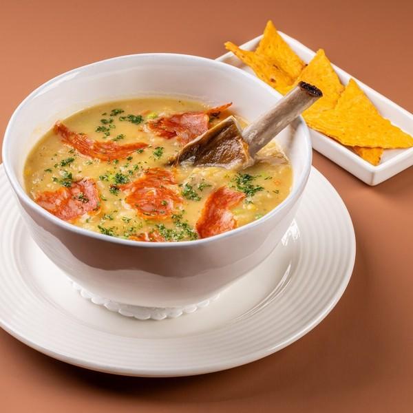 Гороховый суп с копчеными рёбрышками и крекерами